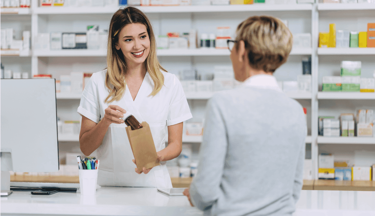 Apothekerin bedient eine ältere Kundin
