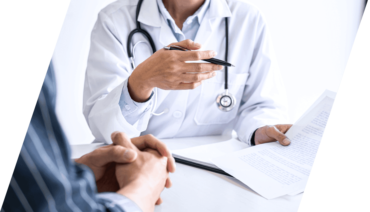 Arzt oder Ärztin erklärt Patienten etwas